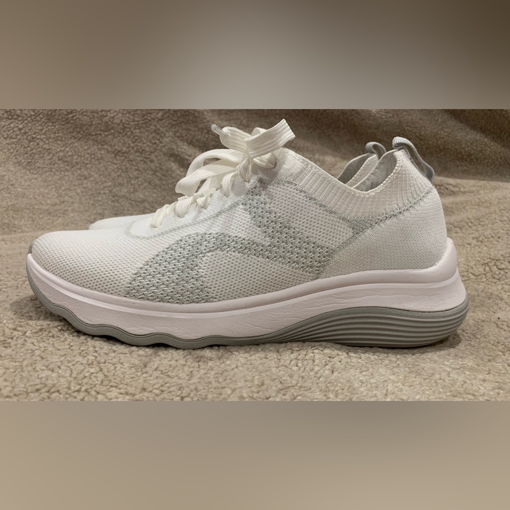 Cloudsteppers by Clarks cushion soft women’s white sneakers size 8.5 Wide